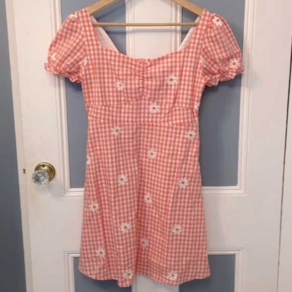 🆕 Altar’d State Gingham Dress with Daisies Embroidered all Over. Smock Back NWT - Picture 2 of 9